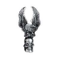 Aufwärts fliegender Adler mit Totenkopf-Anstecknadel