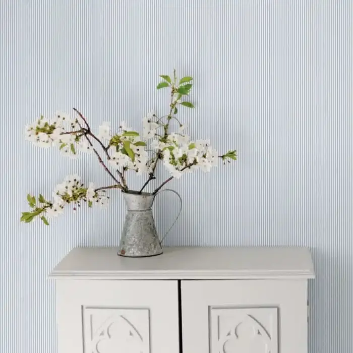 Behang met smal streepje G56641