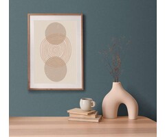 Donkergroen behang saliegroen gevlekte textielstructuur