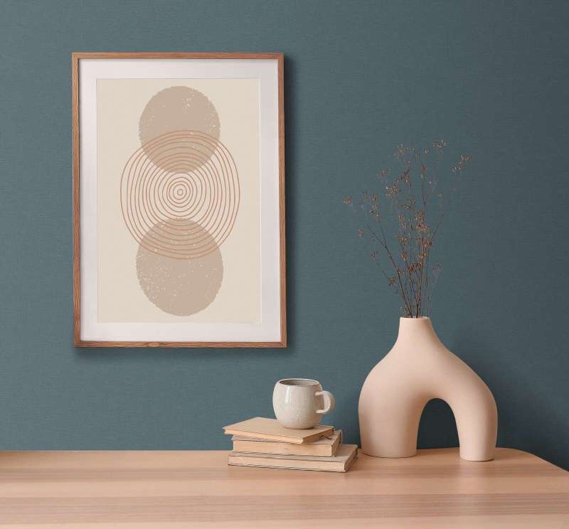 Donkergroen behang saliegroen gevlekte textielstructuur