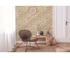 Licht gestructureerd bloemenbehang in retrostijl - oranje, groen, wit