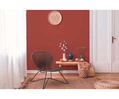 Rood behang schoorsteen rood vlak met textieldesign