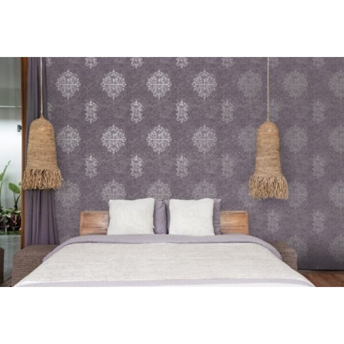 Behang met grote metallic ornamenten