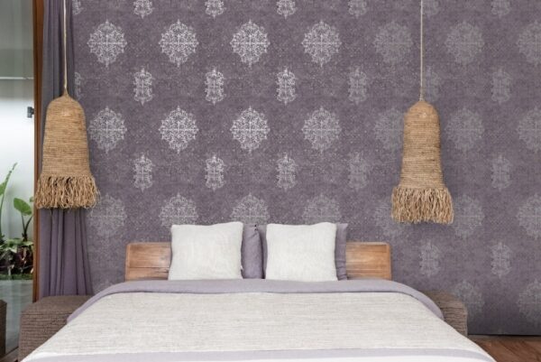 Behang met grote metallic ornamenten