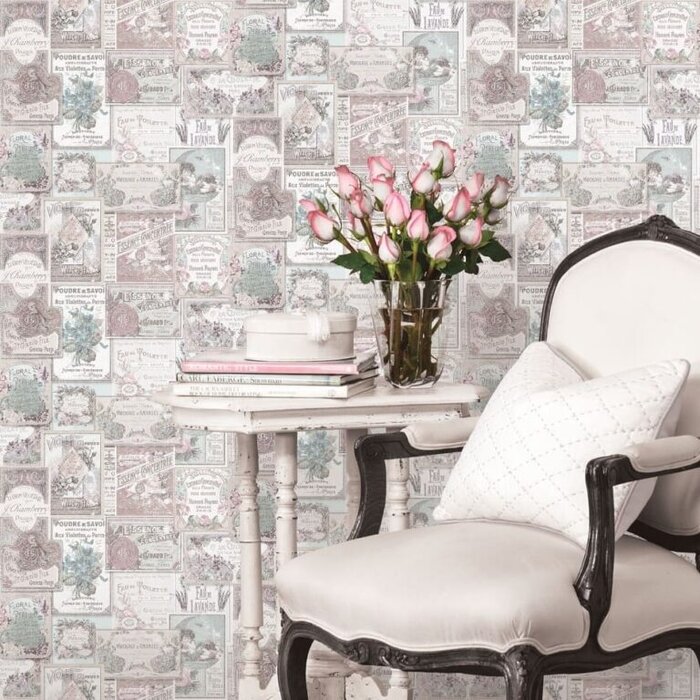 Behang met parfum labels