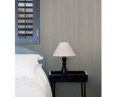 Behang met metallic streepeffect