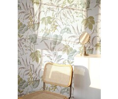 Behang met bladeren en bloemen