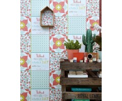 Behang patchwork bloemen en tekst 61171-04
