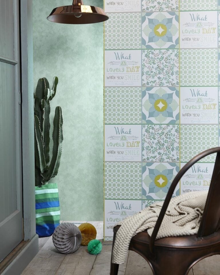 Behang patchwork bloemen en tekst  61171-03