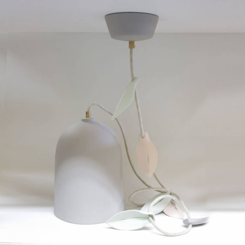 Studio Harm En Elke Hanglamp Porselein Blad Grijs Linnen Snoer studio harm en elke kopen in de aanbieding Studio Harm En Elke Hanglamp Porselein Blad Grijs Linnen Snoer studio harm en elke kopen in de aanbieding