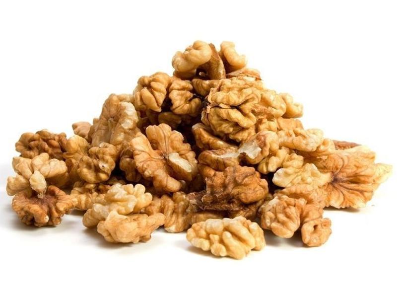 Peeled walnuts