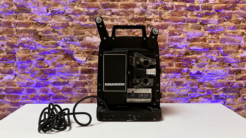 Een oude Bell & Howell projector model 256 EXL