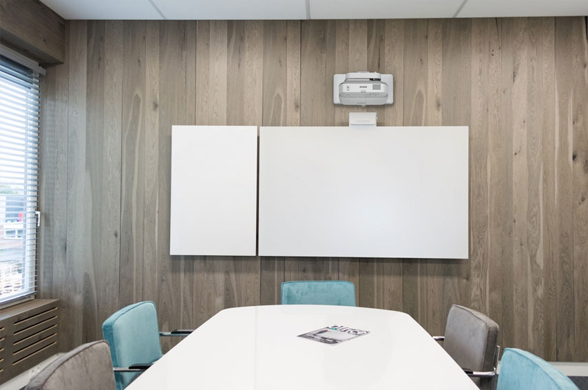 Middelgrote videoconferencing ruimte met beamer